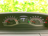 速度やエンジン回転数など、運転に必要な情報を一目で確認できるメーターです。シンプルでわかりやすい表示が特徴です。