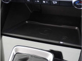 【ワイヤレス充電】ワイヤレス充電Qi規格に対応したスマートフォンなどの携帯機器を充電できます。