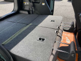 後部席を倒すことができほぼ平らになり多用に渡り荷物を積載できます