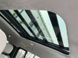 スライディングパノラミックルーフ装備。昼間は心地良い日の光を、夜は満天の星空をご覧いただけます