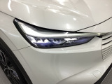 明るく白い光のLEDヘッドライトにより、夜間でも遠くまで見通しやすく、安全性が高まります。