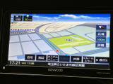 目的地までのルートをスムーズに案内。最新の交通情報を反映し、最適な走行をサポートしてくれる頼れるナビゲーションシステムです。