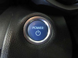 スマートキーシステムはキーをお持ちの方を車がオーナーと判断し、ドアロックの開閉もタッチ&握るだけ。エンジンスタートはブレーキを踏んでスタートボタンを押すだけ。