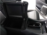 【センターコンソール】ドリンクホルダーと物置テーブルを備え、下部に大容量の収納BOXを完備!