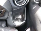 運転席右手前のカップホルダーです。助手席側にもあります。