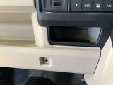 アクセサリーソケットやUSBジャックのそばにはスマホなどをつなぎながら置けるインパネセンターポケットを配置しています。
