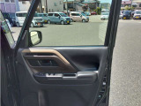 運転席のドア内部でございます。