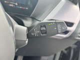 ルームミラーに内蔵されたETC車載器システムと、有料道路の料金所に設置された道路側アンテナとの無線通信により料金所で停止することなく通過できるシステムです。