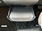 運転席 足元 収納スペース