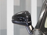 【ドアミラーウインカー】ウインカーと連動してミラー外側部分が点灯します。対向車や歩行者、並走するバイクや自転車からの視認性が上がります。