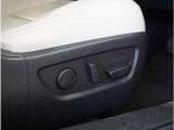 【パワーシート】電動で座面を前後上下に動かすことができます。簡単に運転しても疲れにくい姿勢に調整できます。