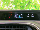 速度や燃料残量など、運転に必要な情報をひと目で確認できます。視認性の高いデザインで、安全なドライブをサポートします。