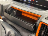 小物が収納できる運転席側インパネアンダーボックス。 ボックス内にはUSBソケットが一口。