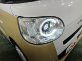 白く明るい光で夜間走行をサポートするLEDヘッドランプを搭載
