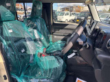 毎日過ごす運転席は要チェック。シートのへたり・擦れ、視界のイメージまで伝わる重要ポイント。