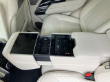 リアシートセンターアームレストにタッチパネルにて快適な車内空間を体験できます。