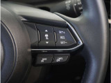 【マツダ・レーダー・クルーズ・コントロール】センサーが前方車を検知し、運転者がアクセルペダルやブレーキペダルを踏まなくても、設定した速度での走行や、前方車との車間距離を一定に保つ追従走行ができます。
