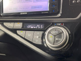 【オートエアコン】一度お好みの温度に設定すれば、車内の温度を検知し風量や温度を自動で調整。暑い&hellip;寒い&hellip;と何度もスイッチ操作をする必要はありません。快適な車内空間には必須の機能ですね♪