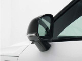 サイドウインカー内蔵電動リトラクタブル・ドアミラー(ヒーター付、ワイドアングル、リバースポジション機構付)が被視認性に優れる場所に設置され、巻き込みや右直事故のリスクを軽減してくれます。