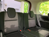 多人数乗車にも対応できる、広々とした空間。大人でもゆったりと座れる、快適な後席が魅力です。家族や友人とのお出かけに最適です。