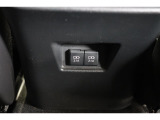 後部席へ乗車して携帯電話などを充電する時に前から配線を伸ばすとごちゃごちゃして邪魔になりがちですよね。そんな煩わしさを解消する後席側USBポート☆