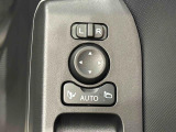 キーフリー連動で施錠時に格納します。降車の直前まで後方確認ができ、閉じ忘れも防げます。