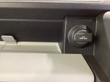 12V電源ソケットを設置しております。周辺機器の充電にご利用頂けます。