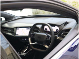 内装はシンプルに使い勝手を考え作られています。お車を運転する感覚をダイレクトに体感して頂けます。室内も広くロングドライブにも快適にお過ごしいただけます。