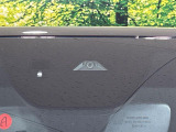 【i-ACTIVESENSE】走行中に前方の車両等を認識し、衝突しそうな時は警報とブレーキで衝突回避と被害軽減をアシスト。より安全にドライブをお楽しみいただけます。