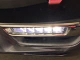 【フォグライト】霧などの悪天候時、自車の位置を示すとともに前方や路肩が見えずらい時、近い位置をワイドに照らしてくれます。