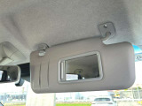 運転席側のサンバイザーです。ミラー付きですので身だしなみのチェックに便利です。