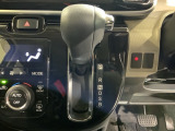 自然に手が届く距離に配置されたシフトレバー。