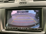 後方の状況をスムーズに確認でき、安全なバック駐車をサポートします。見通しの悪い場所でも安心です。