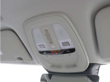 ルーフにあるボタンは、車両が始動しない場合、パンクした場合、または事故に遭った場合などの緊急時に支援の要請に使用できるため、安心感を高めることができます。