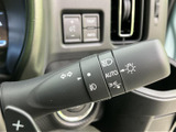 直感的な操作で、安全な車線変更をサポートします。視認性の高い表示で、周囲の安全確認を促します。