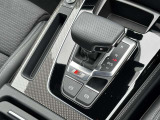 Audiのシフトレバーは、その車のトランスミッションに合わせて異なるデザインと機能を持っており、運転の楽しさと快適さを追求しています。