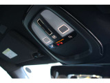 運転席のルーフには室内照明だけでなくSOSの通報ボタンが装備されています 事故の際にはワンプッシュでレスキューと通話が可能です