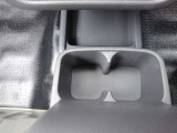 運転席と助手席の間のコンソールにドリンクホルダーがあります。