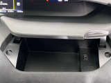 【グローブボックス】収納スペースも充実しております。