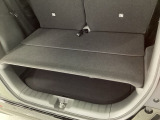 リアシートを前にスライドすると荷室奥行が56cmになります。