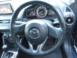 オーディオの音量やチャンネル操作ができるスイッチが、ハンドルに付いています。運転中でも、操作が行えて非常に安全・便利です!