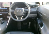 運転席の写真です。見通しのよいすっきりとした視界で、誰でも運転しやすいです。運転のしやすさは疲れにくさにも繋がりますよ♪