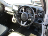 運転席へ移ります。運転席と助手席の間はドリンクホルダー付きのセンターコンソールトレーで仕切られています。前方にセレクトレバーが配置されています。