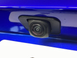 車の後方に小型カメラが付いておりバックする際の後方の様子をモニター上に表示します。