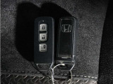 ◆スマートキー◆カギをバッグやポケットに入れたままでもドアロックの開閉ができる『スマートキー』付き!雨天や暗くなってもカギを取り出す必要がなくドアの開錠&エンジンも始動できます