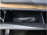 車検証ケースも入る丁度いいサイズのグローブボックスです。他にも普段入れておきたいものを入れておけます。