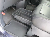 ■助手席シート下にはシートアンダーボックスを採用。車検証などを入れておくのに便利です。
