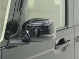 ◆ドアミラーウインカー◆ドアミラーにウインカーを装備しています。対向車に自身の進行方向を合図し安全に運転できます。