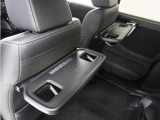 ◆シートバックテーブル◆フロントシートの背面に後席用のテーブルがついています。小物が置けて!カップホルダーもあります、ドライブ中や休憩時にも便利なテーブルです。