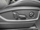 運転席・助手席に電動シートを装備。お好みに合わせた細かなシートポジション調整が可能です。